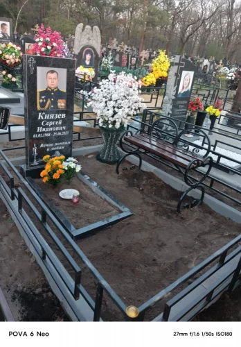 Памятник на могилу гранит вертикальный церковь с куполами 158