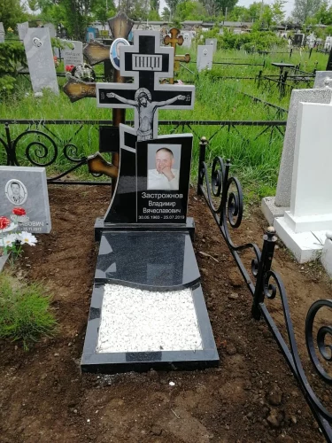 Памятник на могилу гранит вертикальный церковь с куполами 158