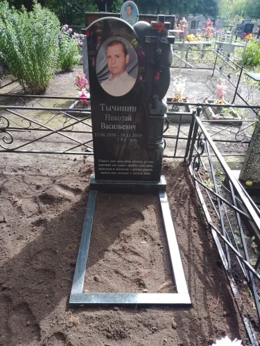 Памятник на могилу гранит вертикальный церковь с куполами 158