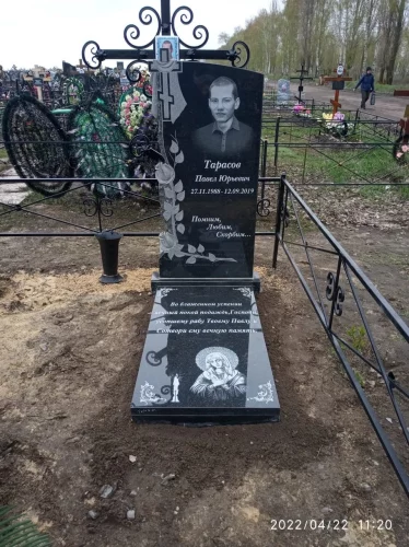 Памятник на могилу гранит вертикальный церковь с куполами 158