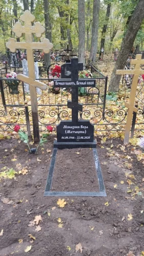 Памятник на могилу гранит вертикальный церковь с куполами 158