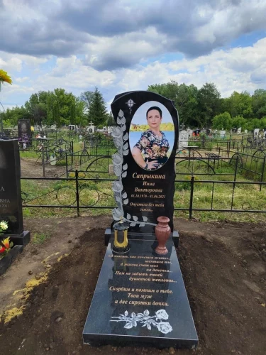 Памятник на могилу гранит вертикальный церковь с куполами 158