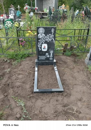 Памятник на могилу гранит вертикальный церковь с куполами 158