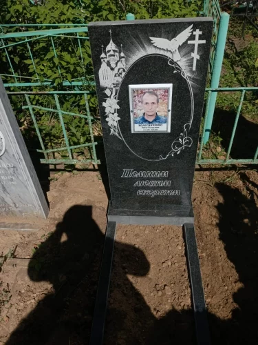Памятник на могилу гранит вертикальный церковь с куполами 158