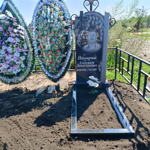 Памятник на могилу гранит вертикальный церковь с куполами 158