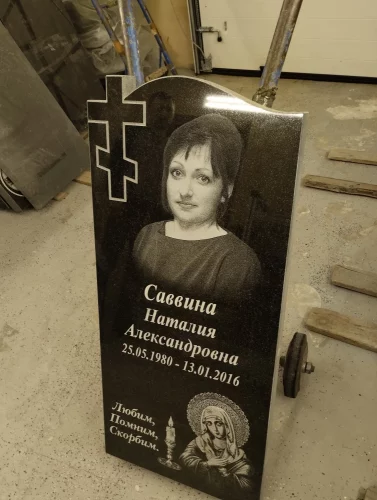 Памятник на могилу гранит вертикальный церковь с куполами 158