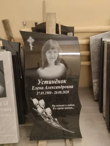 Памятник на могилу гранит вертикальный церковь с куполами 158