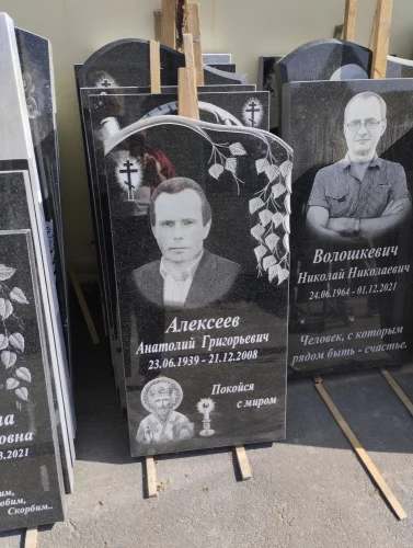 Памятник на могилу гранит вертикальный церковь с куполами 158