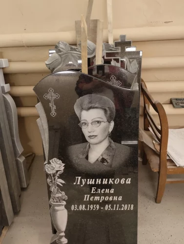 Памятник на могилу гранит вертикальный церковь с куполами 158