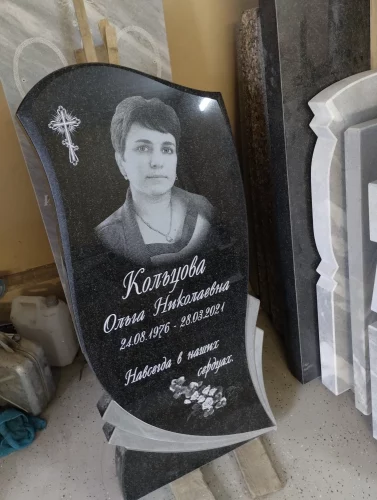 Памятник на могилу гранит вертикальный церковь с куполами 158