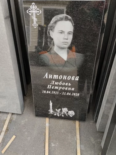 Памятник на могилу гранит вертикальный церковь с куполами 158