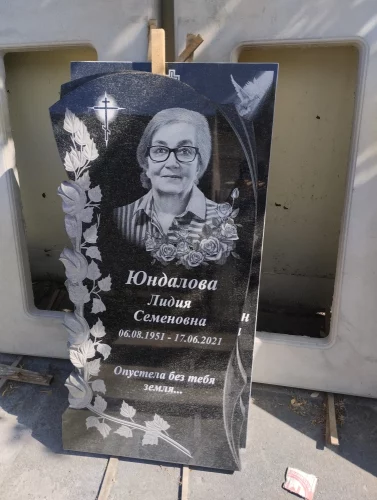 Памятник на могилу гранит вертикальный церковь с куполами 158