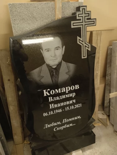 Памятник на могилу гранит вертикальный церковь с куполами 158