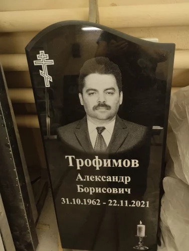 Памятник на могилу гранит вертикальный церковь с куполами 158